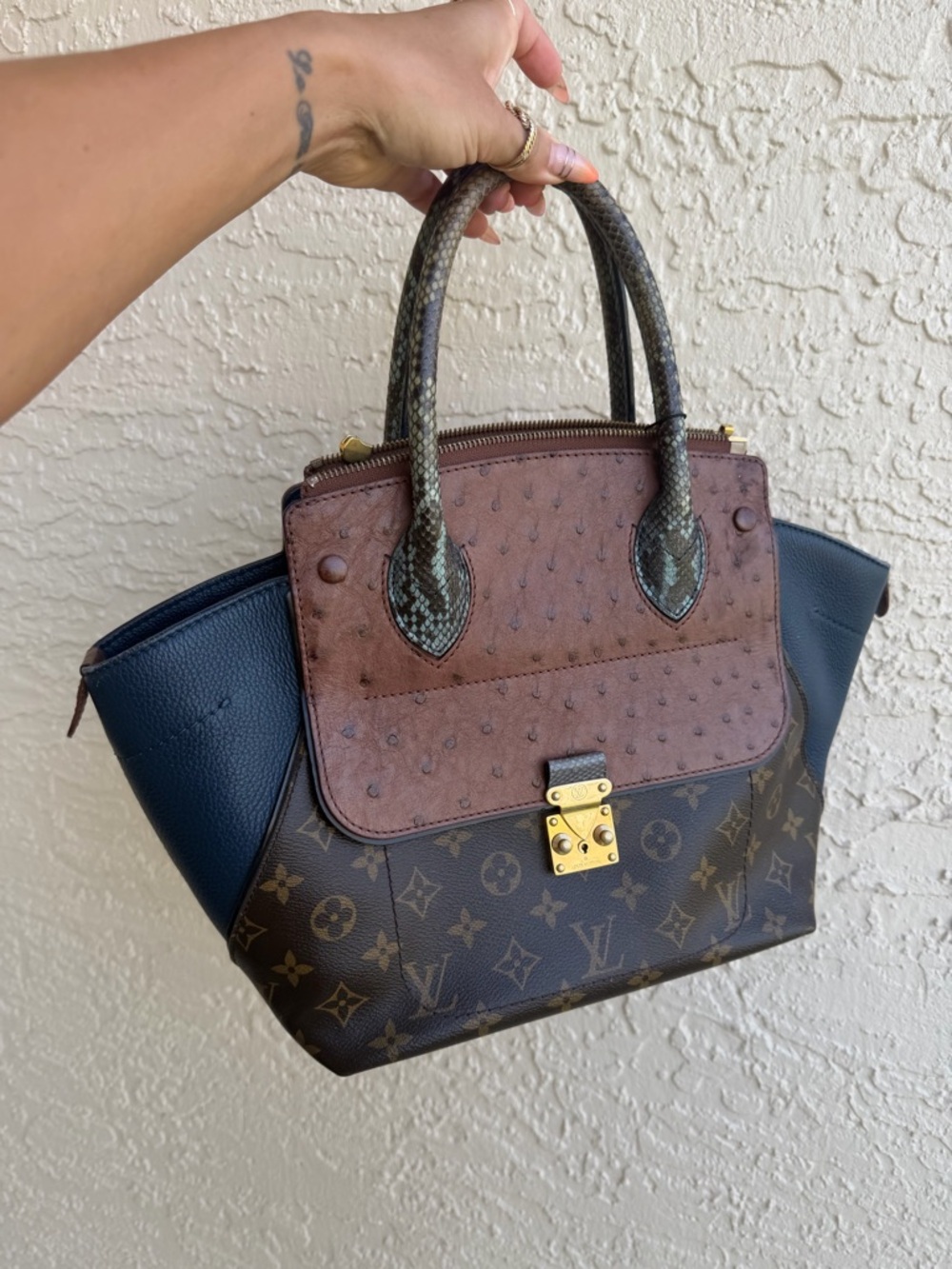 Louis Vuitton
Majestueux Tote Monogram Canvas and Exotics MM